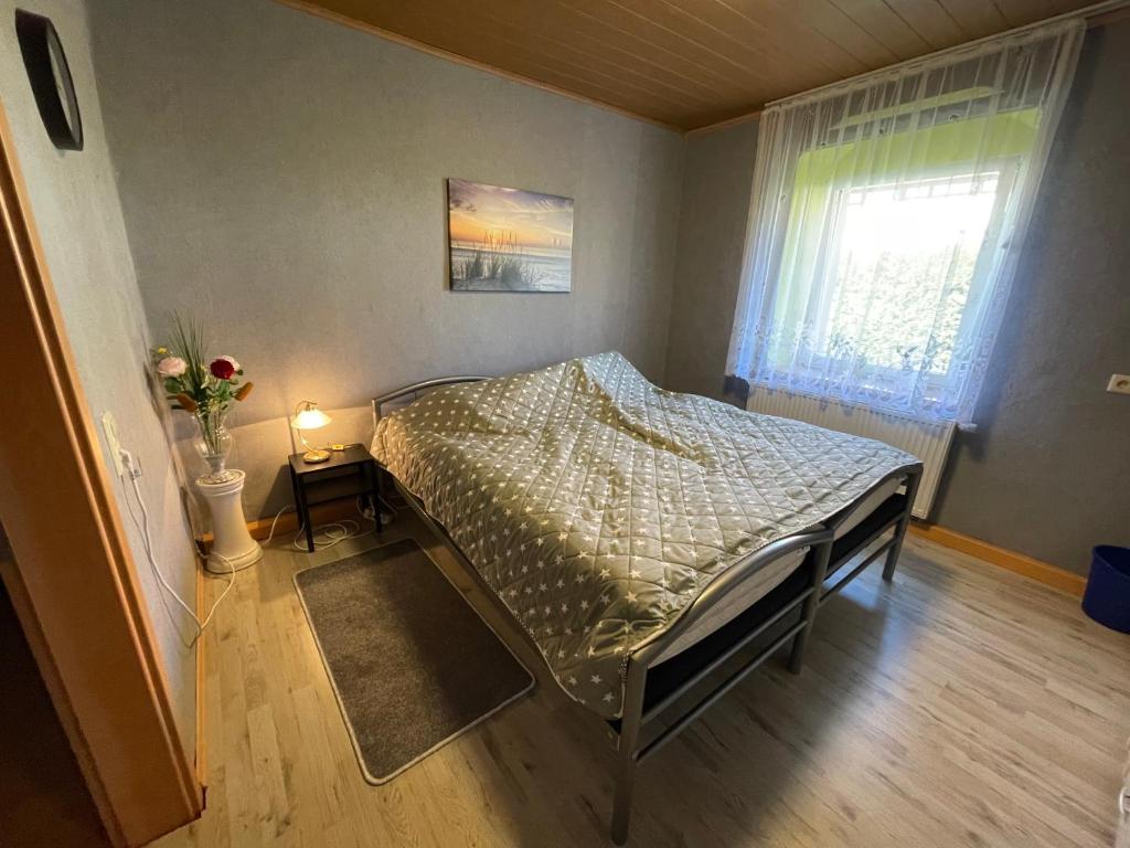NossenFremdenzimmer Nossen的一间小卧室,配有床和窗户