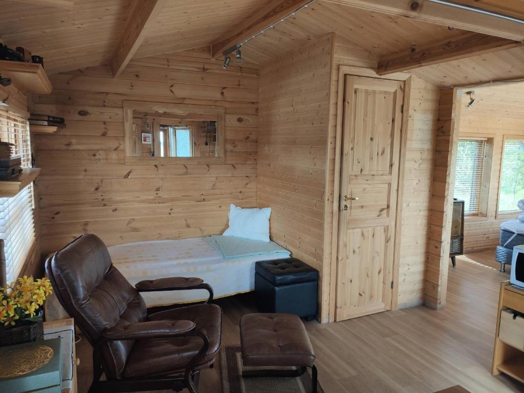 塞尔福斯Cosy Cabin by Lake & Woods with Views的小木屋内一间卧室,配有一张床