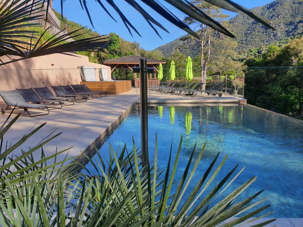 波尔图卡萨托伦特度假屋的度假村的游泳池配有椅子和遮阳伞