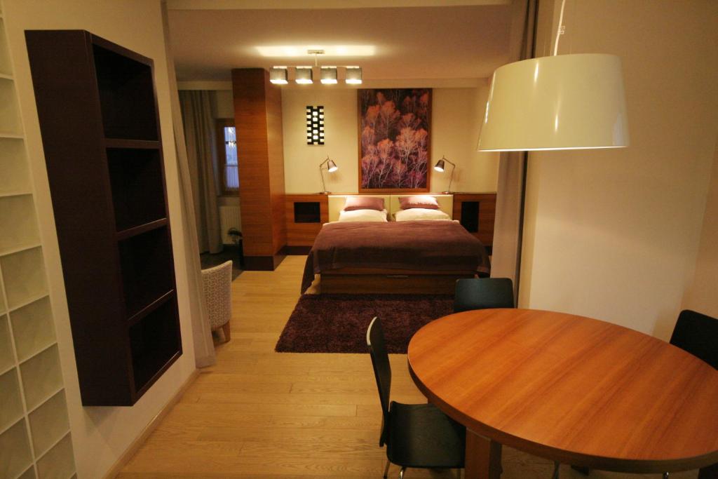 科斯塔涅维察Apartment Na Krki的卧室配有一张床和一张桌子