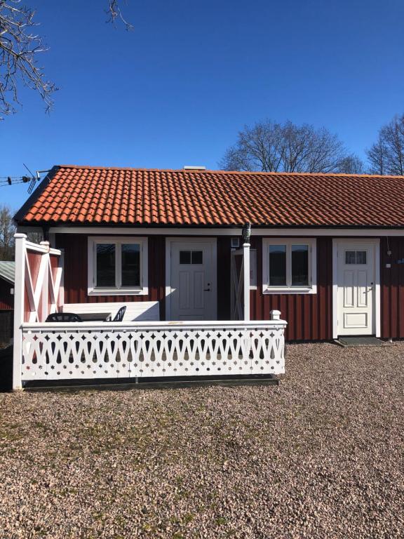 法尔雪平Skattegårdens Gästhus的前面有白色围栏的小房子