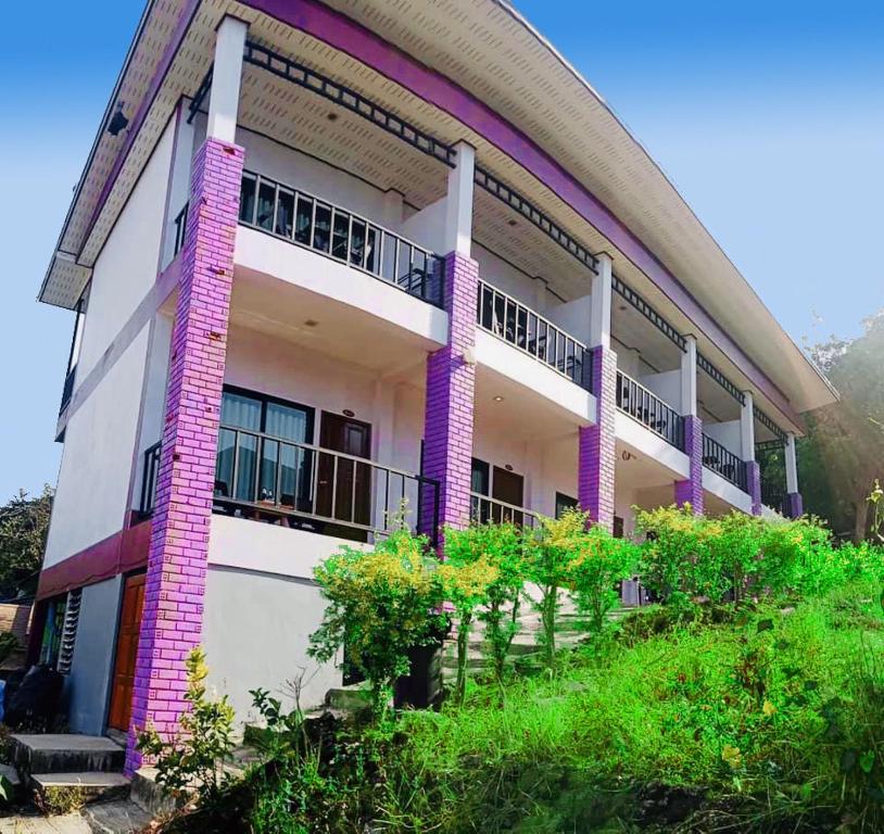 皮皮岛View Garden Resort的一座带紫色柱子和阳台的建筑