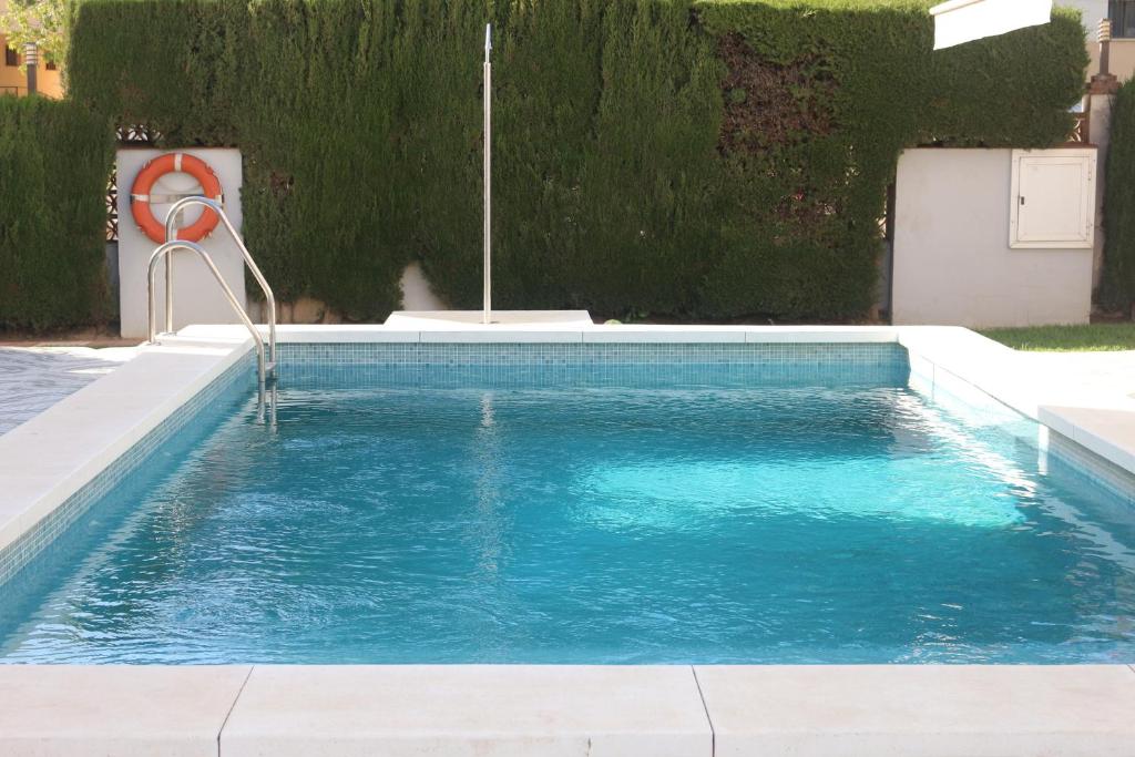 多列毛利诺斯Los Colimbos的游泳池,位于带游泳池的庭院