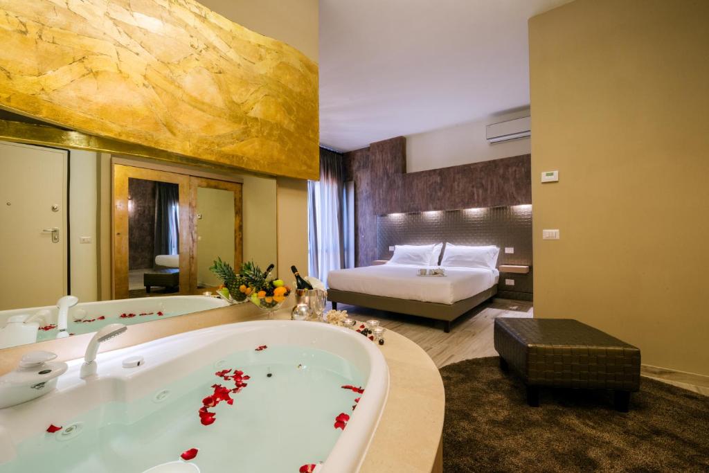 特拉尼Le Dimore Del Re的带浴缸和床的酒店客房