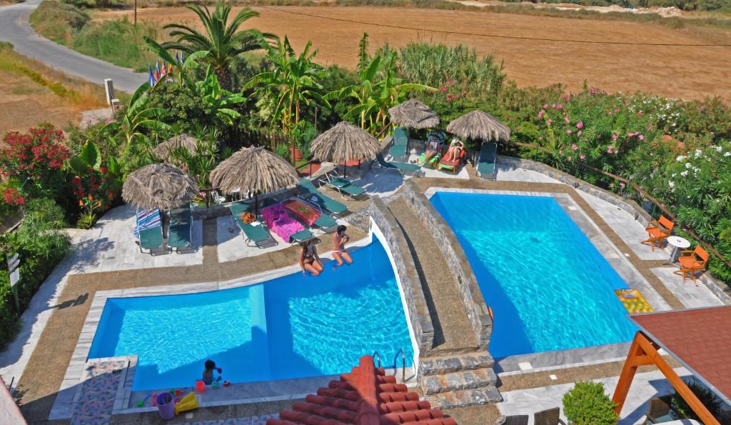 耶奥伊乌波利斯波莱达斯公寓式酒店的享有度假村游泳池的顶部景致