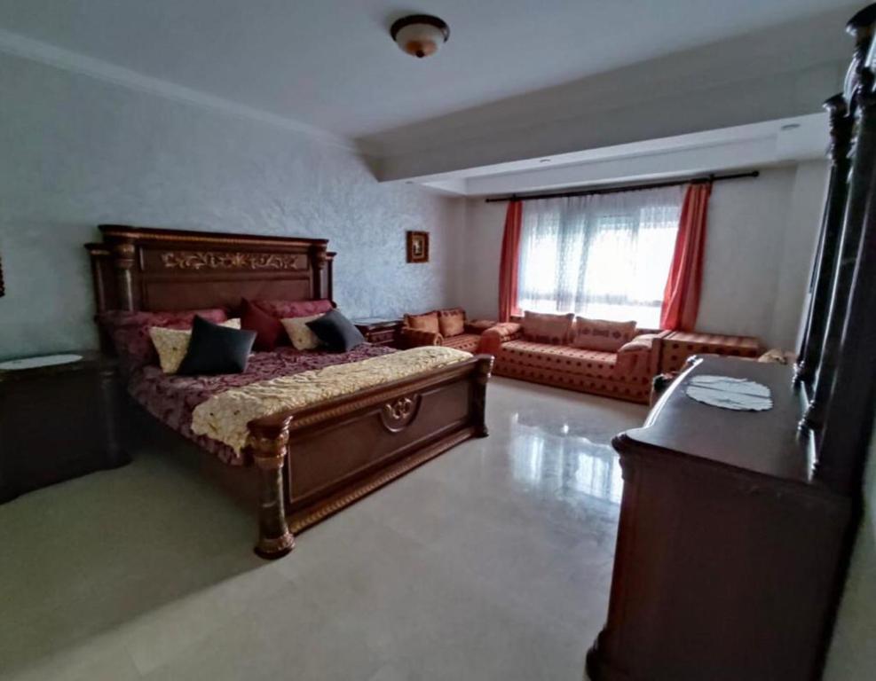 阿加迪尔MARINA AGADIR的一间卧室配有一张大床和一张沙发