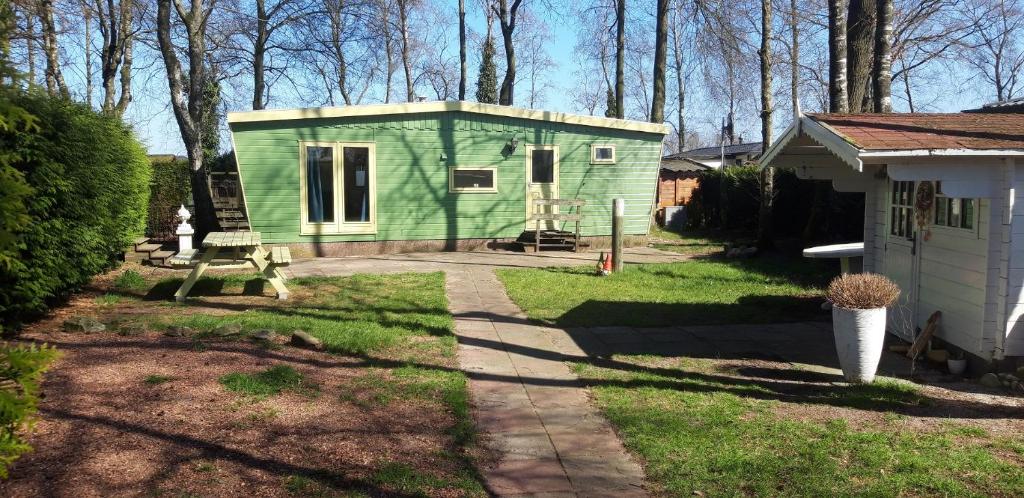 恩斯赫德Chalet op mooie rustige plek的院子中间的绿色小房子