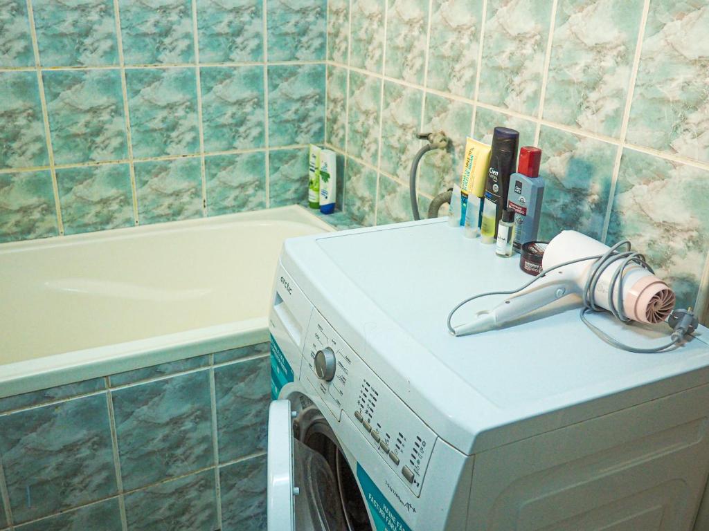 蒂米什瓦拉Modern Room With A Great Sunrise的带浴缸的浴室内的洗衣机