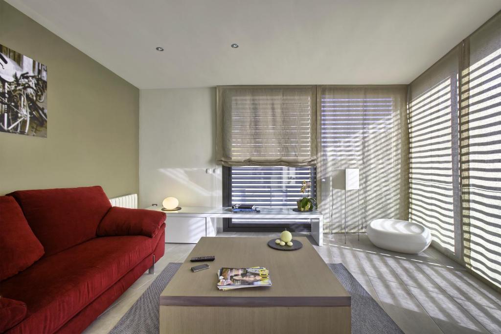 菲格拉斯特拉扎菲哥莱斯公寓的客厅配有红色的沙发和桌子