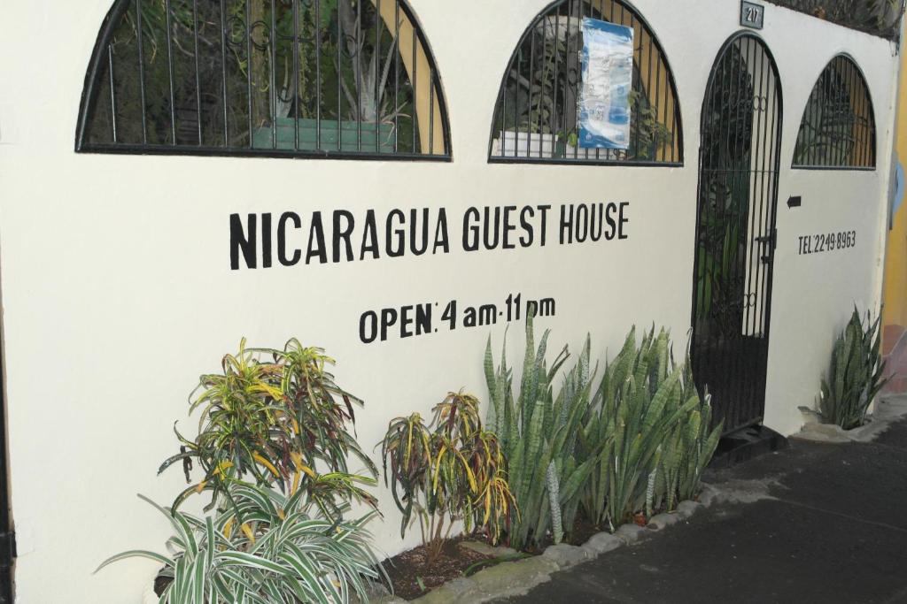 马那瓜Hostal Nicaragua Guest House的一座带标志的建筑,上面写着一个尼格里亚古奇旅馆