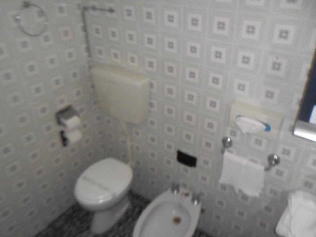里米尼佐丹奴斯皮亚贾格酒店的浴室配有白色卫生间和盥洗盆。