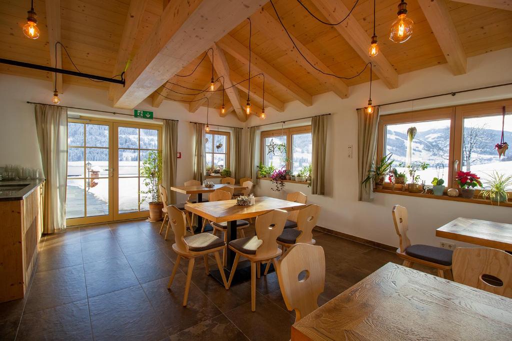 莱奥冈塔纳霍夫旅馆的一间带桌椅和窗户的用餐室