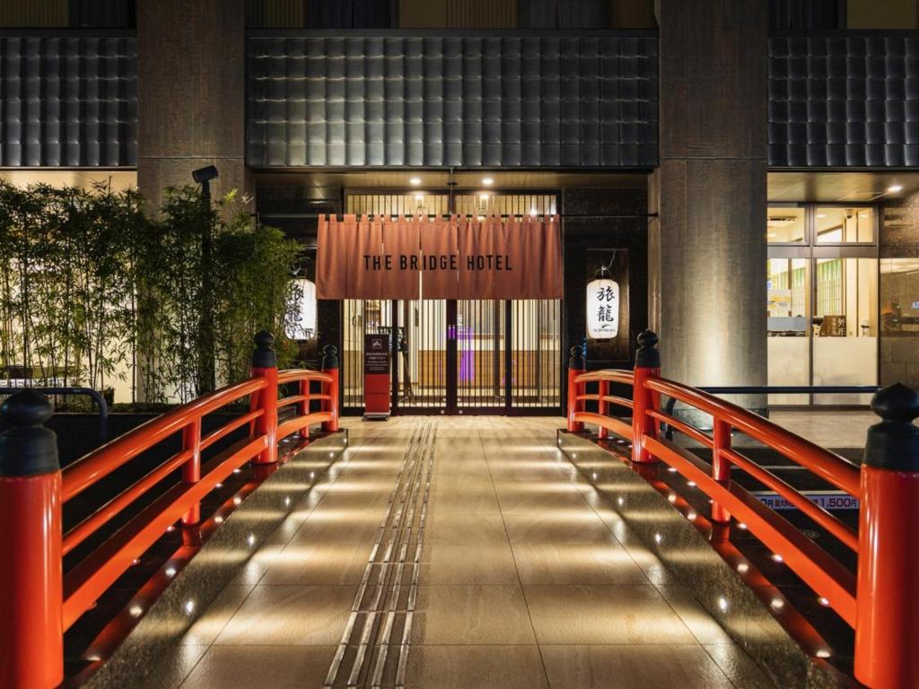 大阪大阪心斋桥桥梁酒店的红色大门和标志的建筑物入口