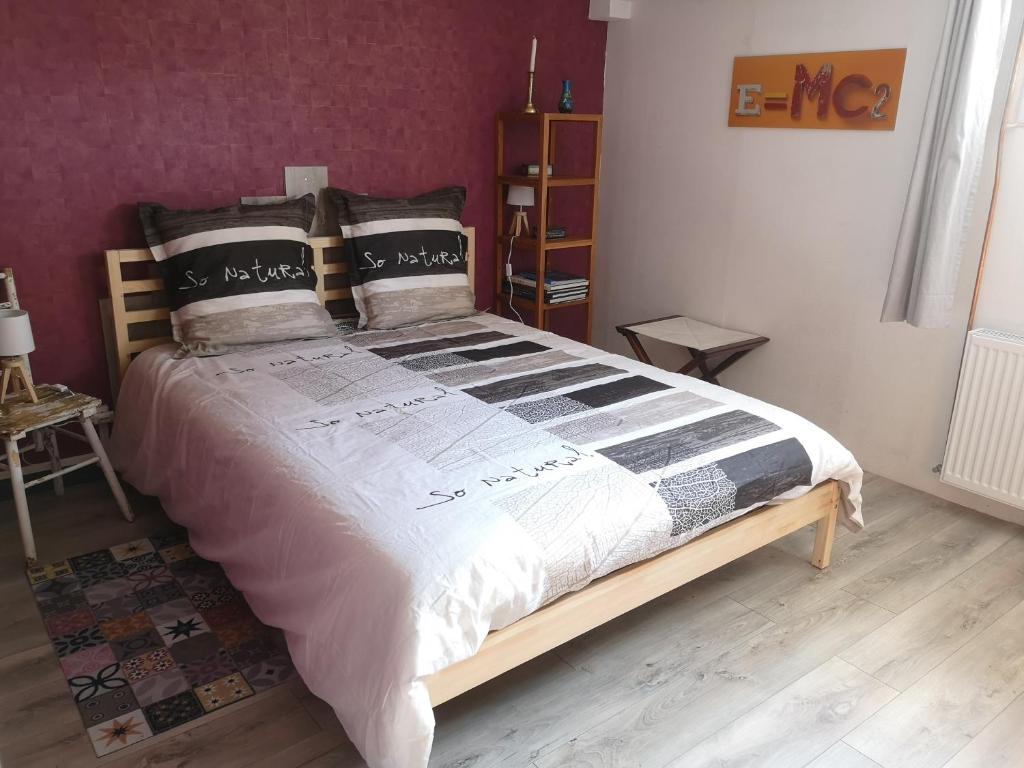 Saint-Michel-sur-MeurtheLE CEDRE BLEU的一间卧室,卧室内配有一张大床
