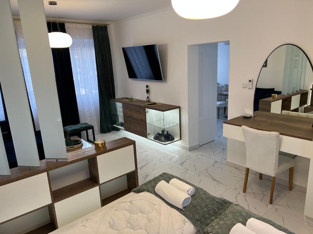 NašiceLa Luna Premium Deluxe Apartment with Free Jacuzzi, Bikes & Covered Parking的一间带床的客厅和一间餐厅