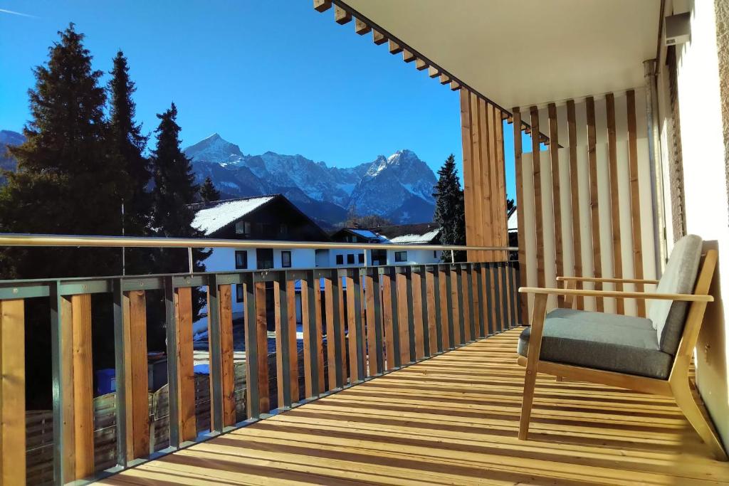 加尔米施-帕滕基兴LUNA Mountain Lodge Garmisch的山景阳台(带椅子)