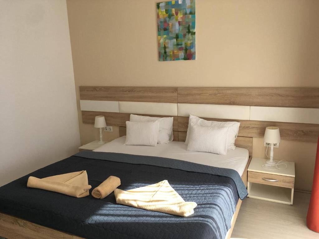 巴拉顿菲赖德帕隆酒店的一间卧室配有一张带蓝色毯子的大床