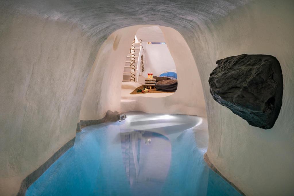 弗通Mystagoge Retreat with subterranean pool/jacuzzi的洞穴中带水池的浴室