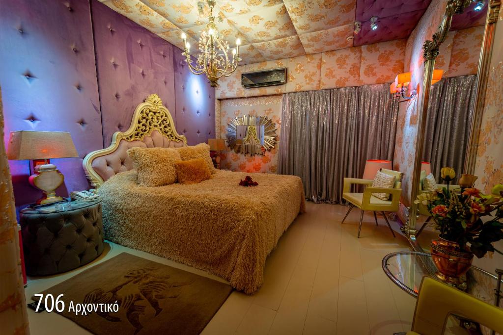 雅典Hotel Priamos-Αdults Only的一间卧室配有一张床和一个吊灯