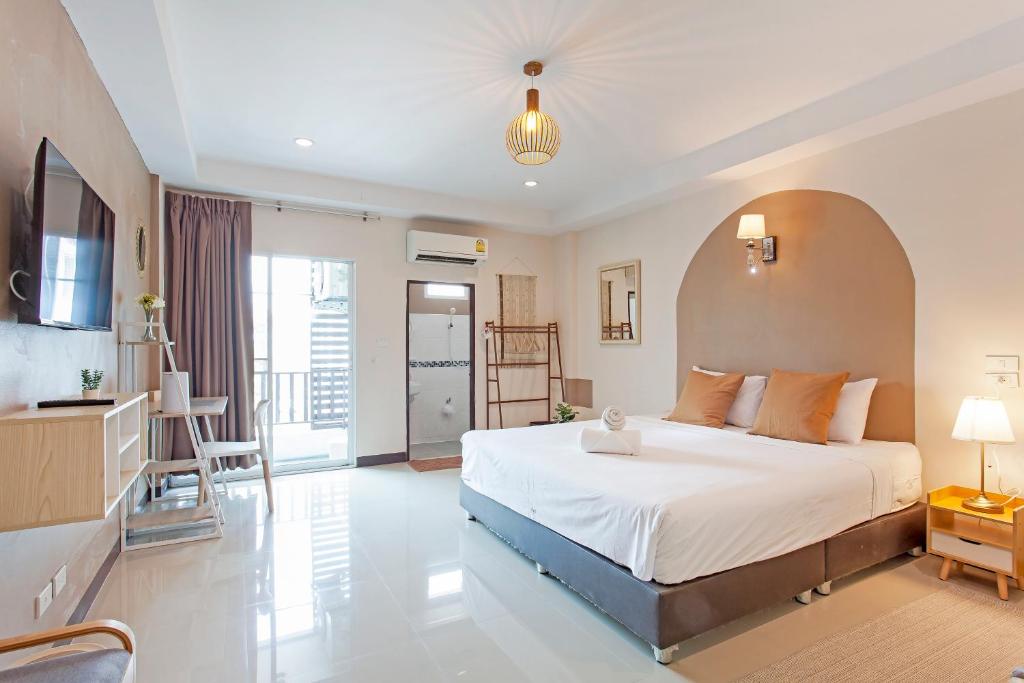 莱卡邦Cozzi by Grand Airport Resort的卧室配有一张白色大床