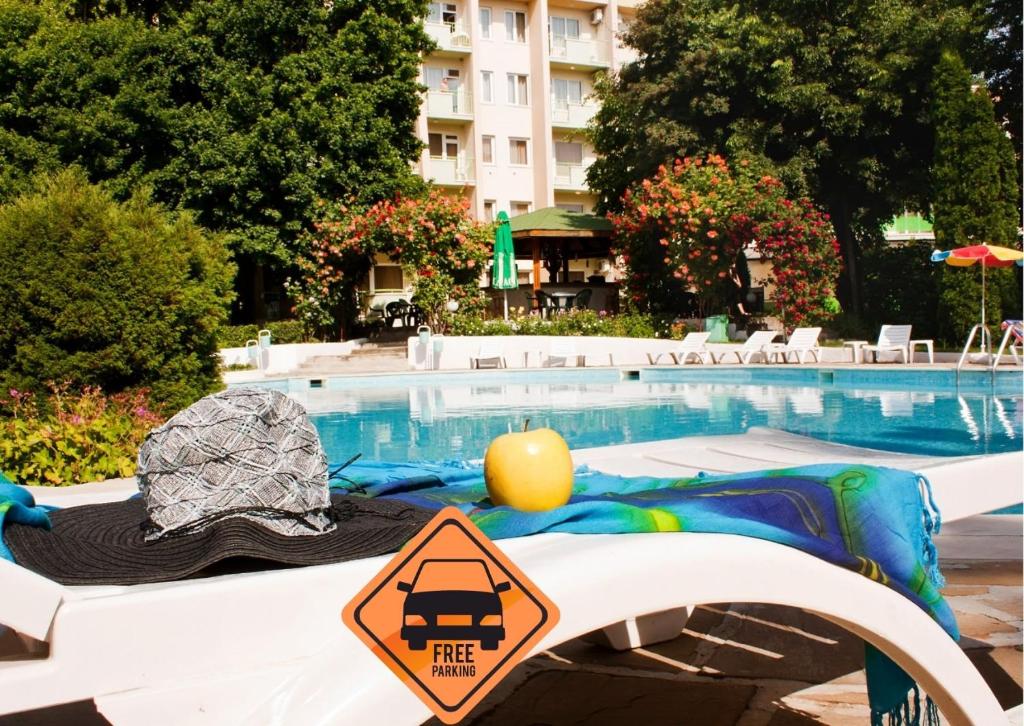 金沙Ljuljak Hotel - Free Parking的游泳池旁的游泳池,带有标志