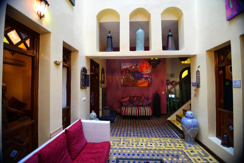 艾西拉阿斯拉里亚德酒店的一间客厅,客厅里设有红色沙发