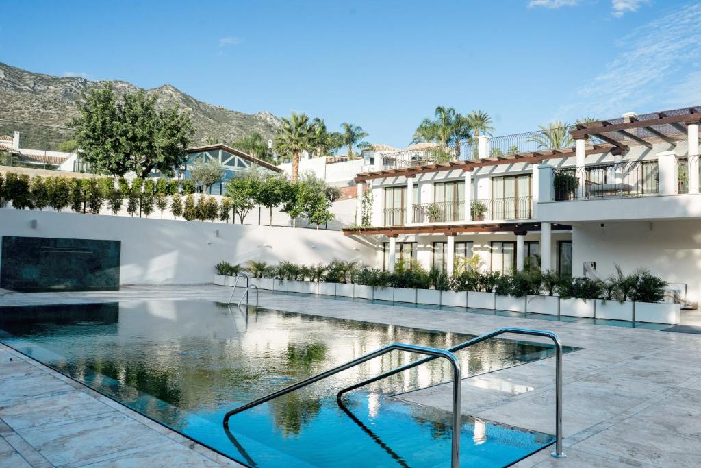 马贝拉Sierra Blanca Resort and Spa的一座建筑物中央的游泳池