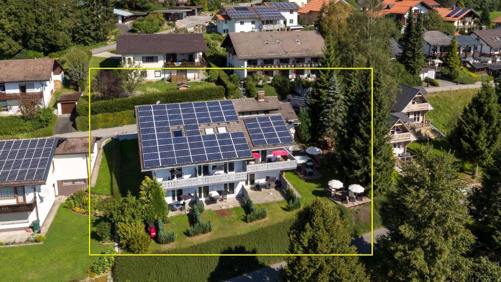 毛特Suit' & Frühstück Zum Latschen - Adults Only的享有房子的空中景色,上面设有太阳能电池板