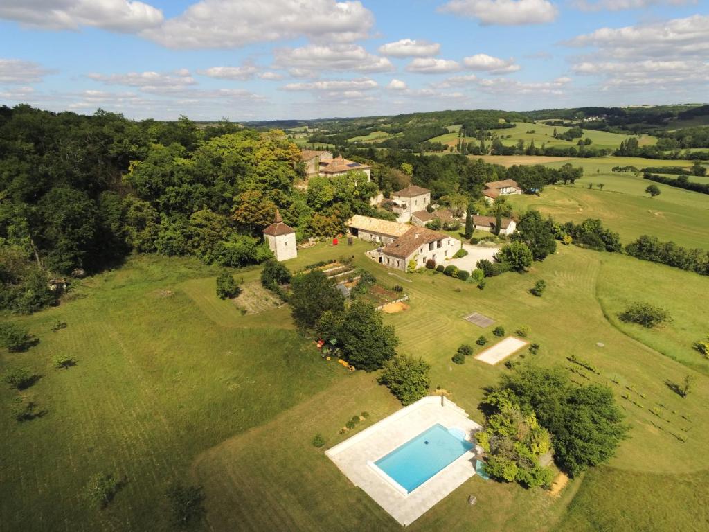 卡斯泰尔诺－蒙特拉蒂耶Les Collines du Quercy Blanc的享有带游泳池的大型庄园的空中景致