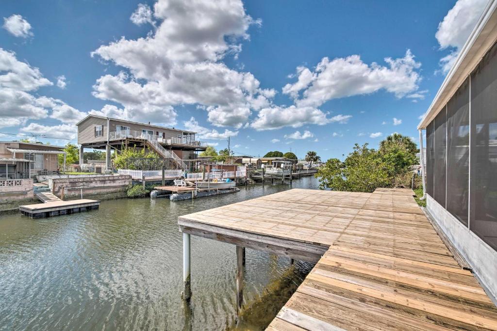 哈得逊Sunny Hudson Escape with Gulf Views and Boat Dock的河上的一个码头,有房子