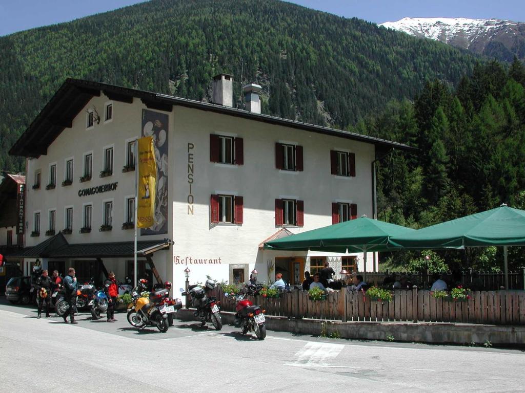 斯泰尔维奥哥曼尔火富酒店的停在大楼前的一组摩托车