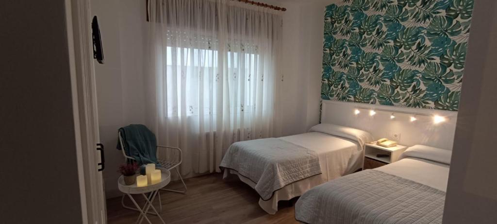 拉科鲁尼亚线性旅馆的小房间设有两张床和窗户