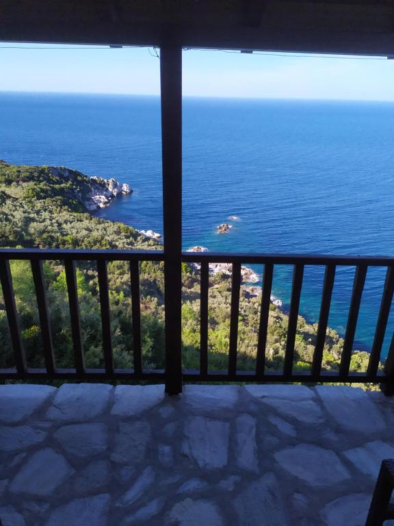 桑加拉达Triple studio room with the most beatifull view in Mylopotamos的阳台享有海景。