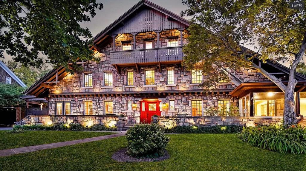 安娜堡石屋住宿加早餐酒店的一座带红色门的大型木制房屋
