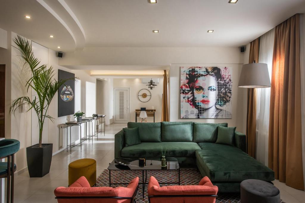 赫索尼索斯Maison De Mare, 4BR Central Luxury Beach Residence的客厅配有绿色沙发和红色椅子