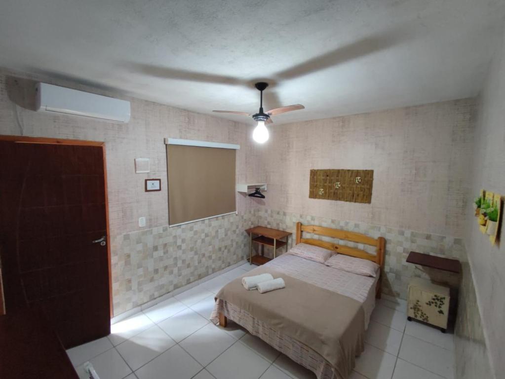 乌巴图巴Suítes Veleiro的一间卧室配有一张床和镜子