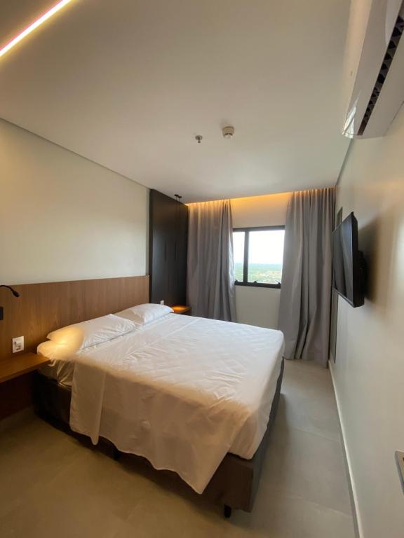 萨利诺波利斯Salinas Premium Resort的一间卧室设有一张大床和一个窗户。