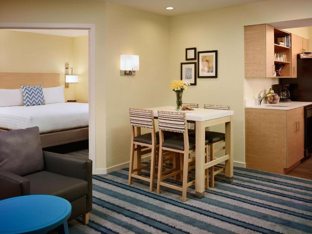 萨默塞特萨默塞特索尼斯塔ES套房酒店的酒店客房带一张床、一张桌子和椅子