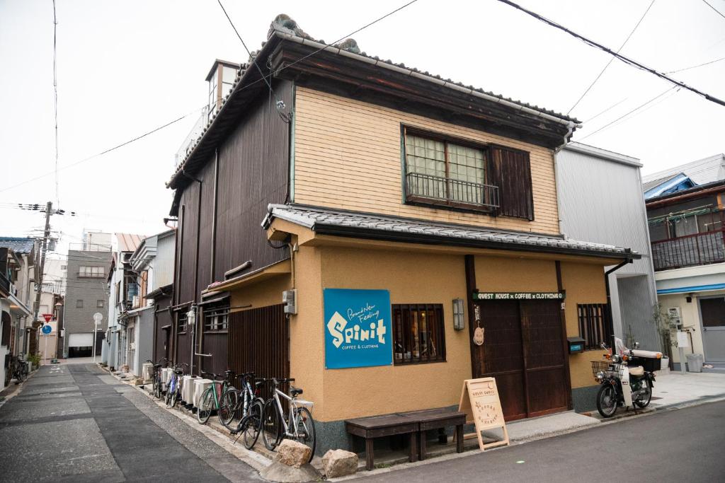 大阪ゲストハウス君彩家 kimidoriya的一座小型建筑,外面停有自行车