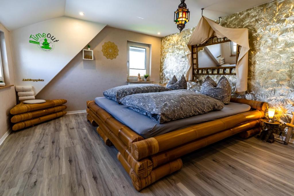 EllarTimeout Namaste的一间卧室设有一张大床,铺有木地板