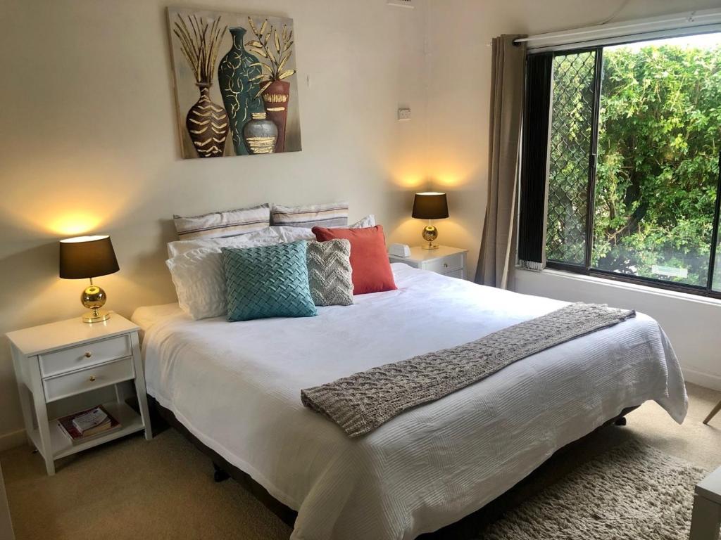 悉尼Hotel Style Monterey Guest Studio near Hospitals, Beach and Airport的卧室配有带枕头的大床和窗户。