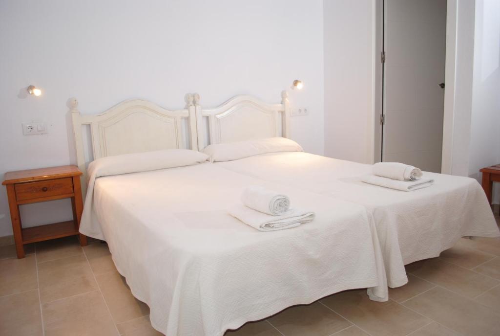 休达德亚休达德亚巴黎旅馆的一张白色的床,上面有两条毛巾