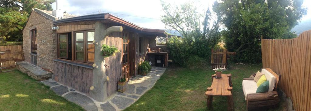 MolejónCabaña Bioxana的后院,带长凳和房子
