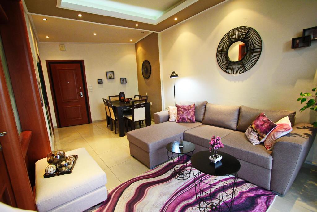 卡瓦拉kavala squareview的客厅配有沙发和桌子