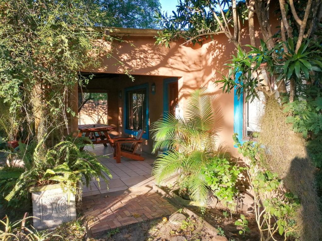 索德瓦纳湾Kaia Homestead的房屋设有带桌子和树木的庭院