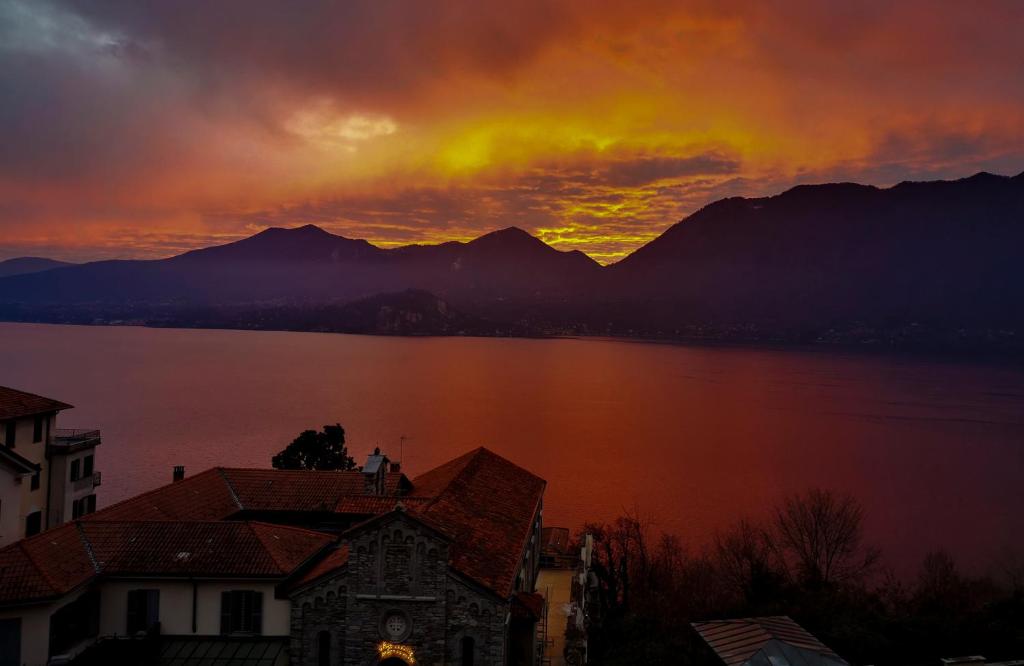 吉法Antiche Cure di Ghiffa的山 ⁇ 的湖面日落