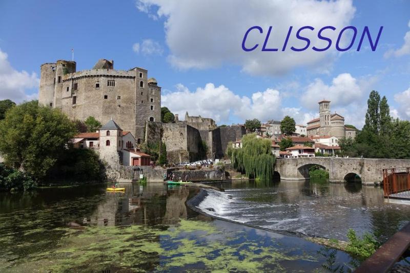 克利松HEUREUX HASARD的享有城堡和河流及桥梁的景色