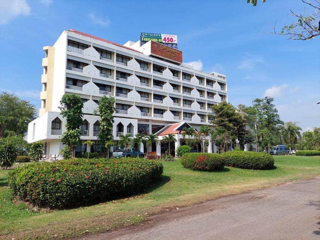 Ban Phang Khwang TaiPhuphanplace Hotel的前面有灌木丛的白色大建筑