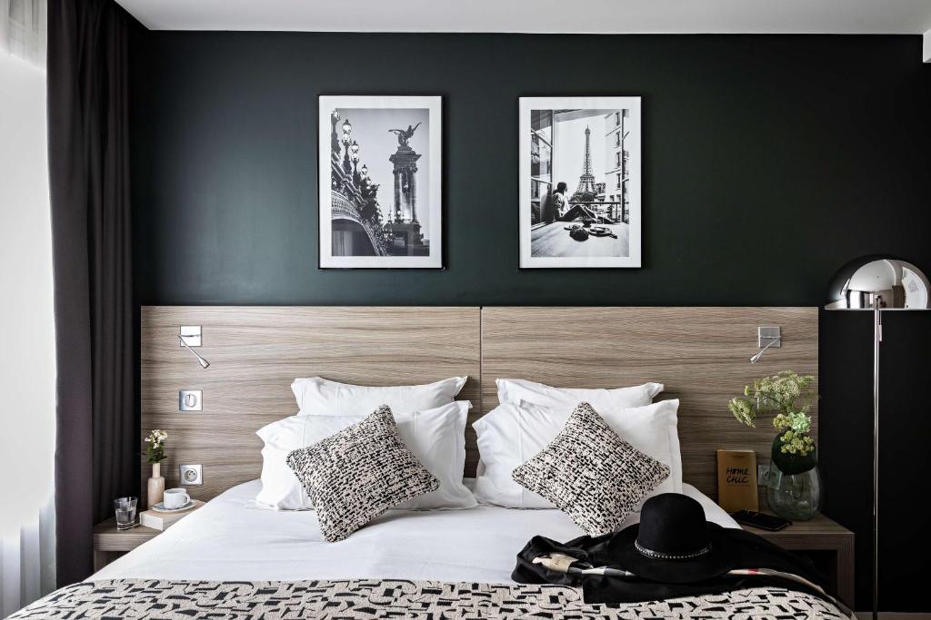 伊西莱穆利诺巴黎凡尔赛门贝斯特韦斯特酒店的卧室配有一张墙上三幅照片的床
