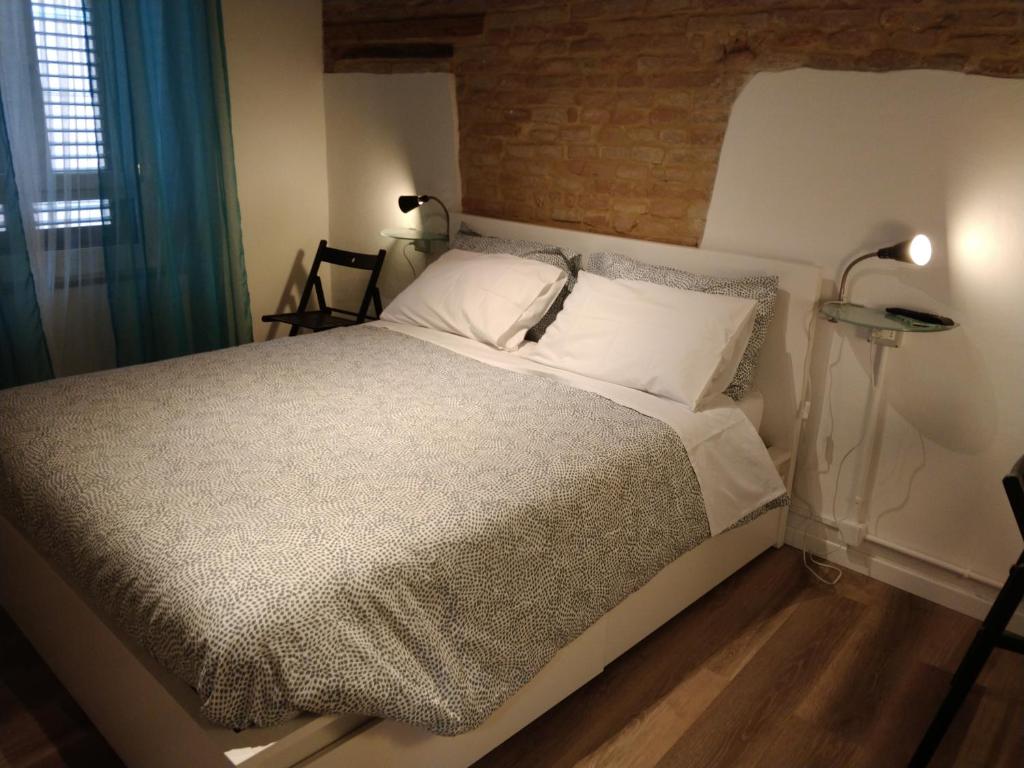 耶西Isi GuestHouse 29的卧室配有白色的砖墙床